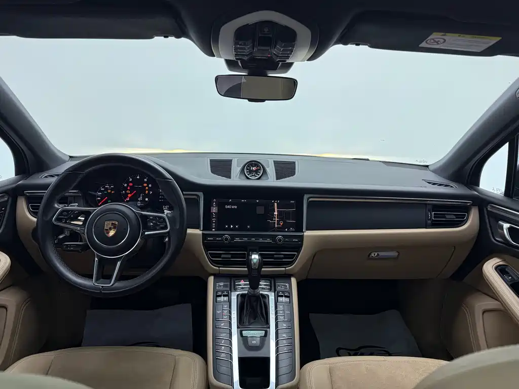 PORSCHE MACAN