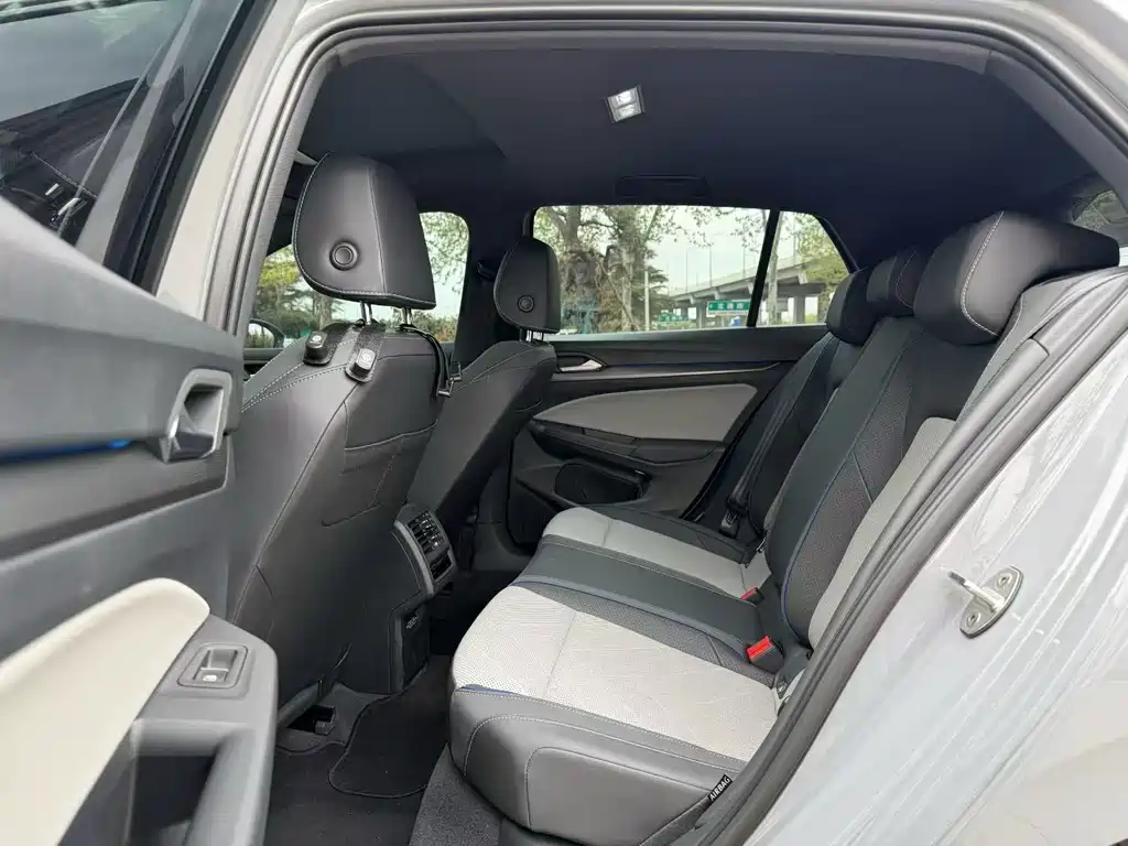 Volkswagen Golf 2025 300TSI R-Line