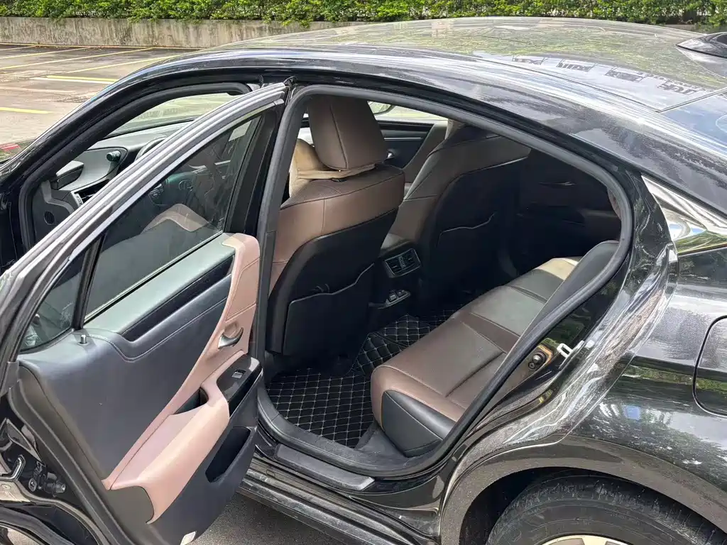 Lexus ES 2022 260