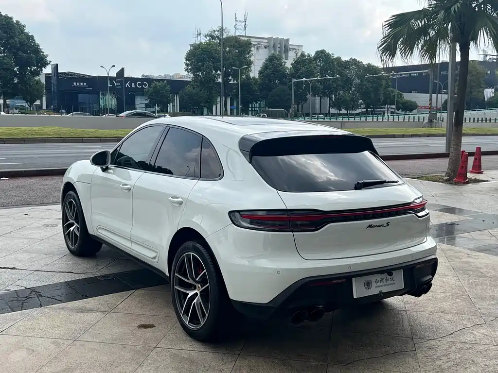 PORSCHE MACAN
