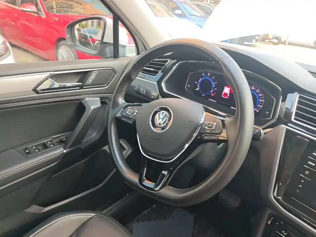 Volkswagen Tiguan L PHEV — миниатюра 11