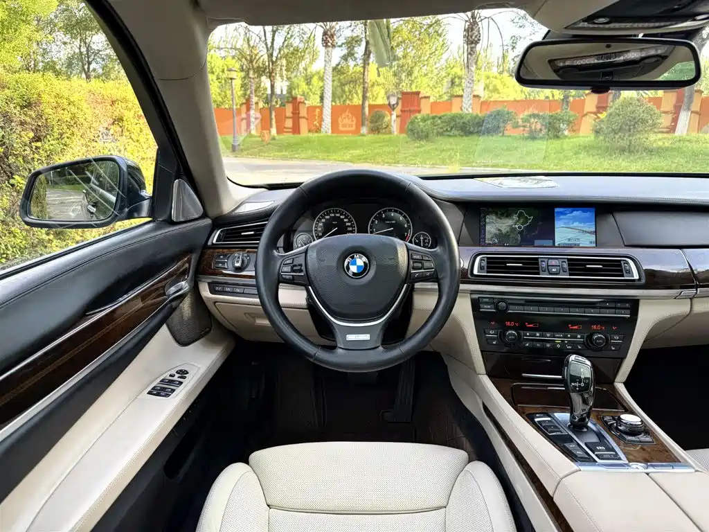 BMW 7 Series — миниатюра 12
