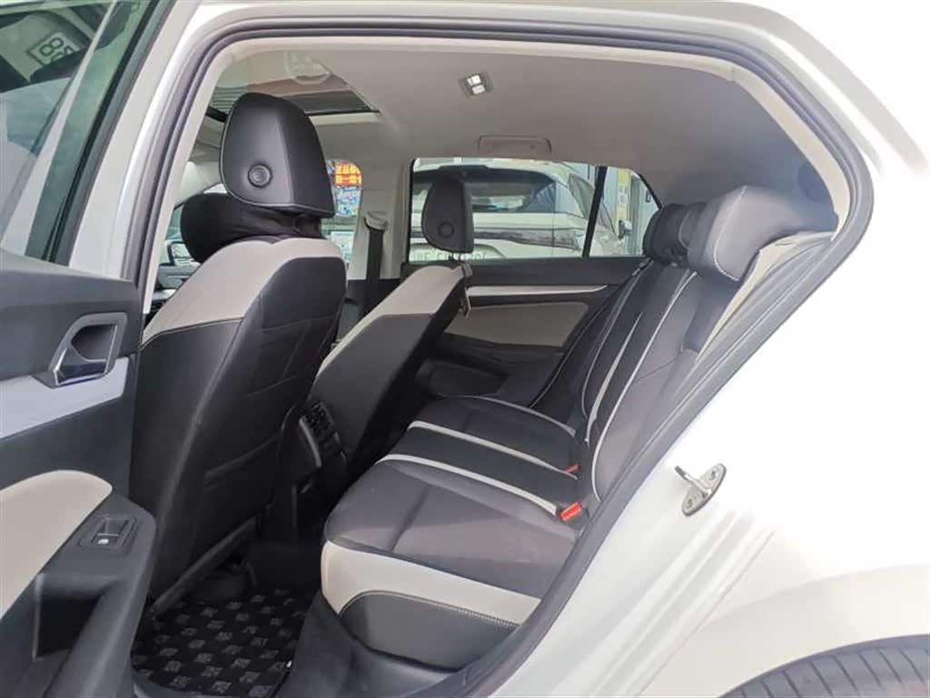 Volkswagen Golf 1.4 л 2025 г. Белый, пробег 8000 км