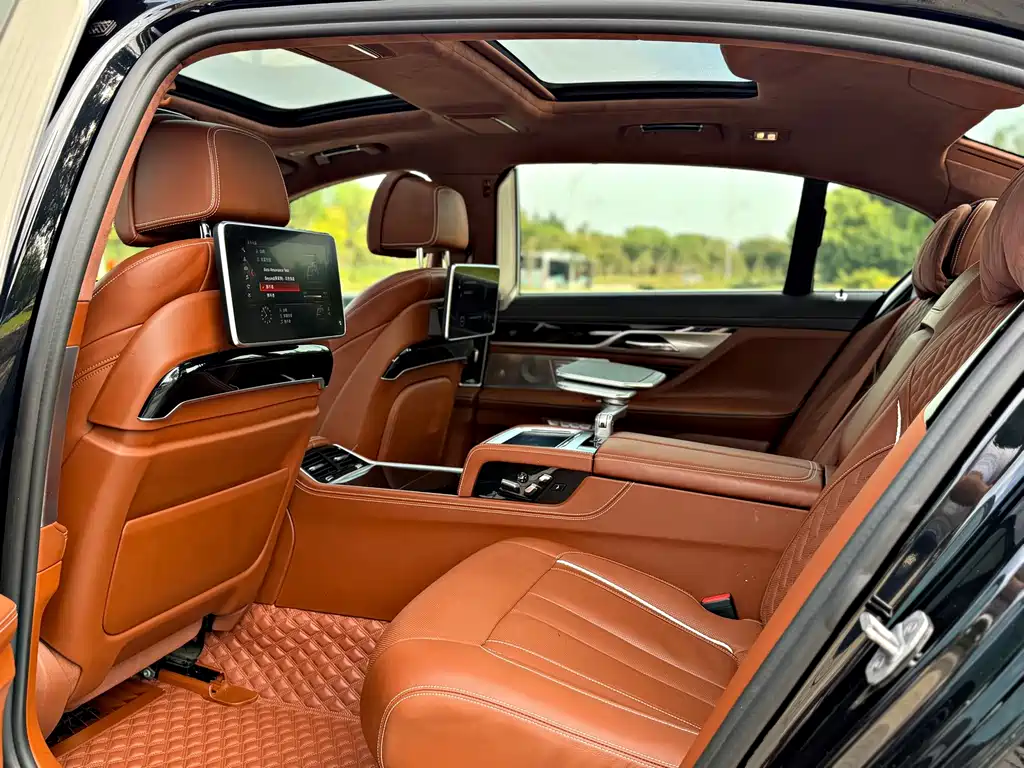 BMW 7 Series — миниатюра 9