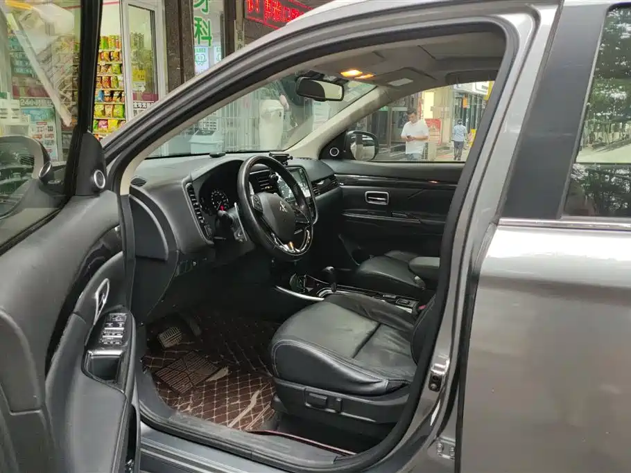 Mitsubishi Outlander 2018 2.4L Elite 5 мест