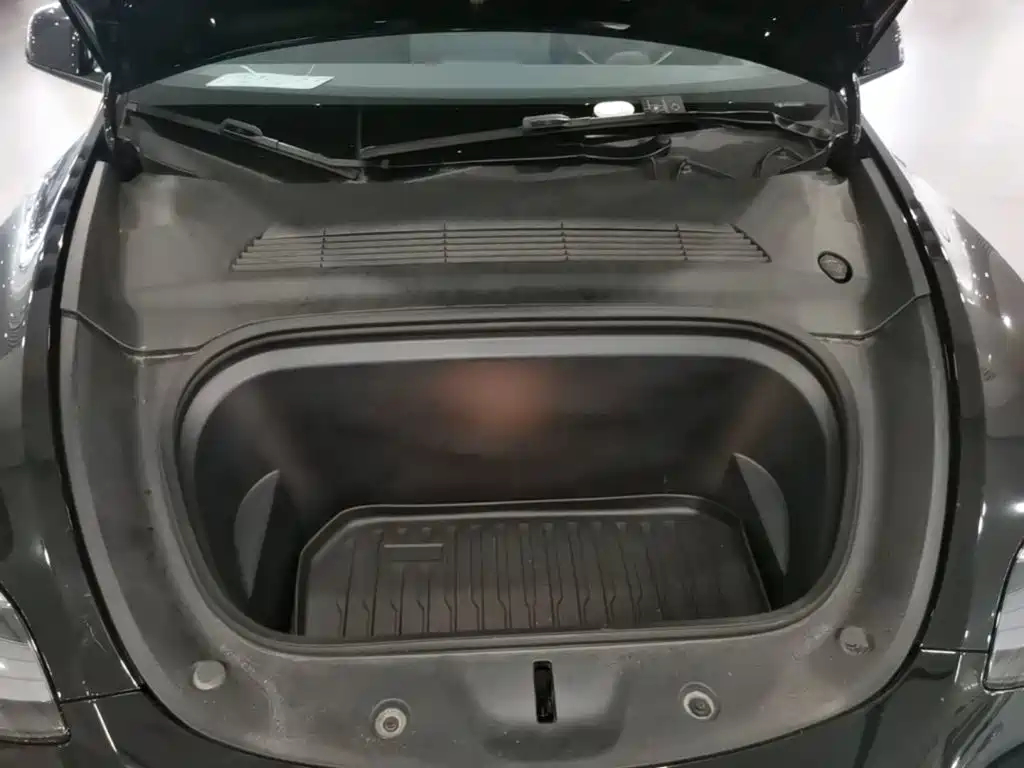 Tesla Model Y — миниатюра 20