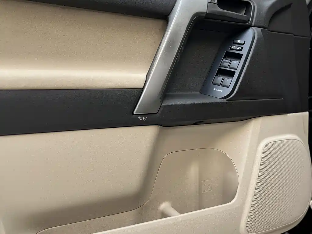Toyota Land Cruiser Prado 2010 2.7L AT Standard