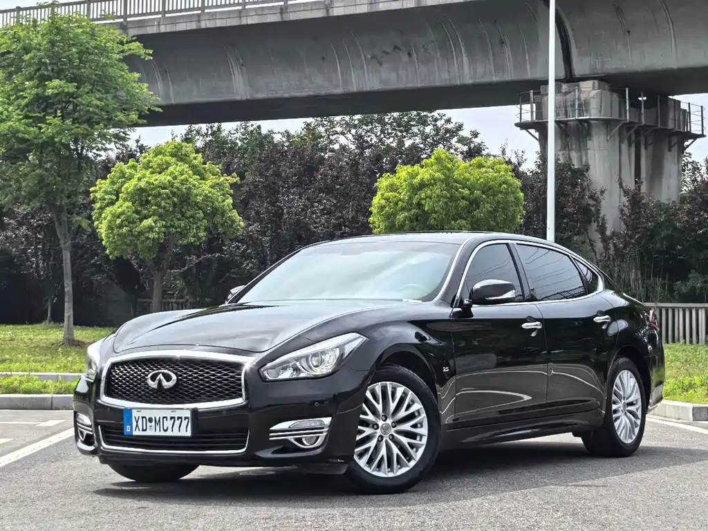 Купить Infiniti Q70