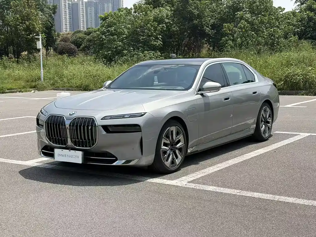 BMW i7