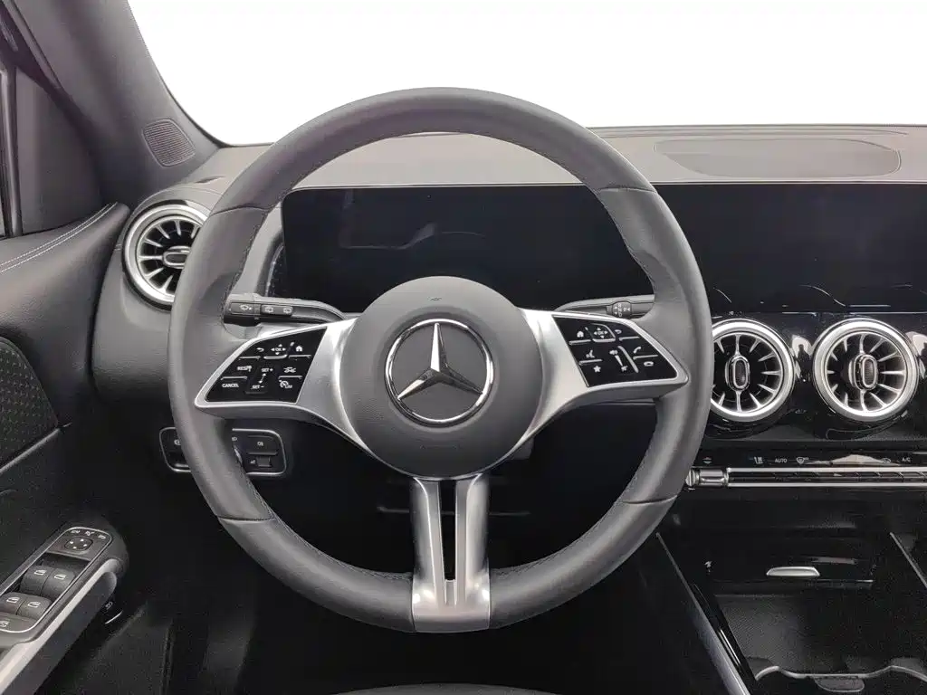 Mercedes-Benz GLB — миниатюра 11