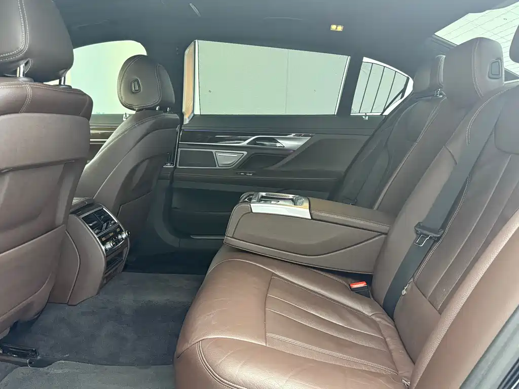 BMW 7 Series — миниатюра 11