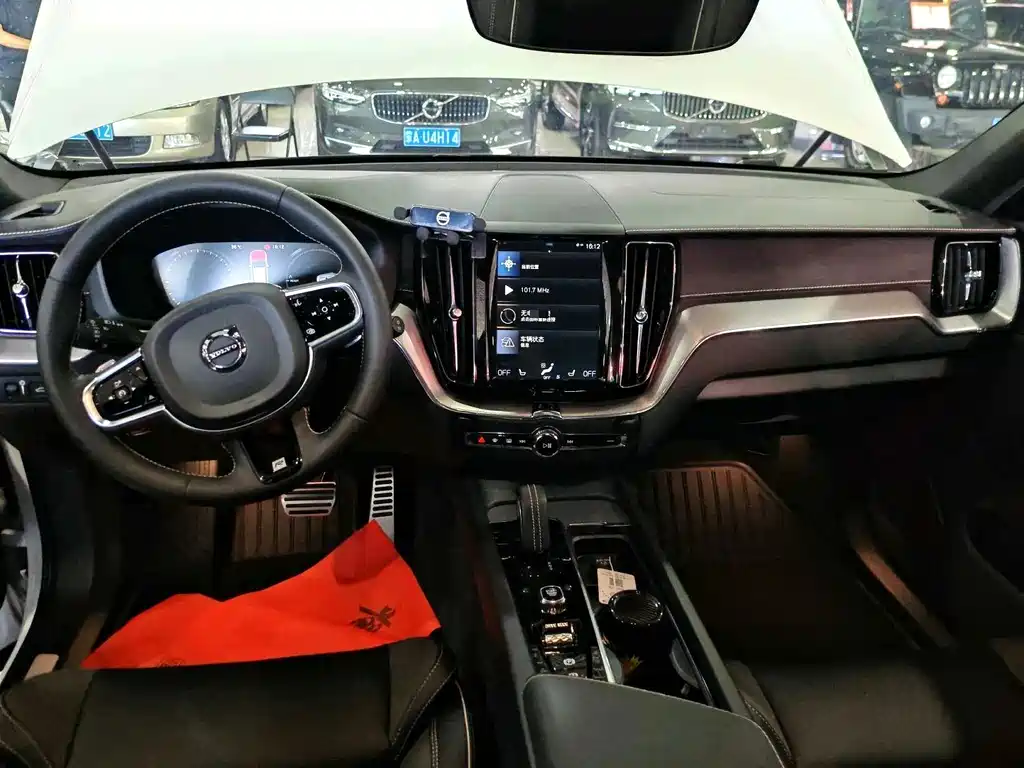 Volvo XC60 PHEV — миниатюра 7