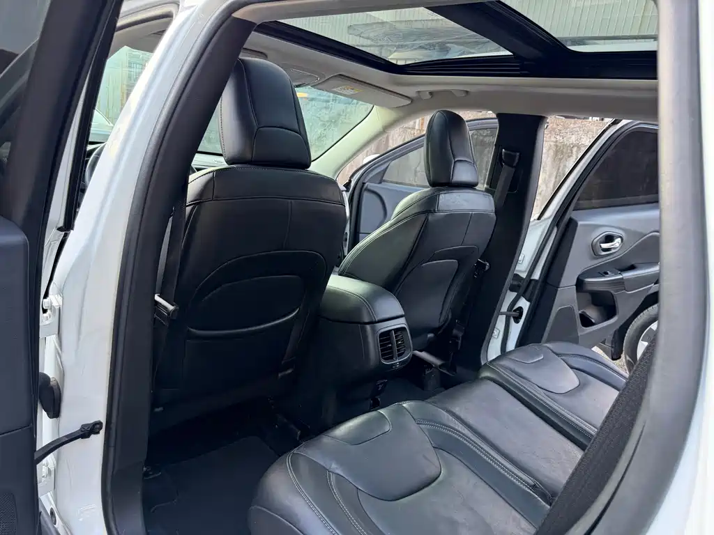 Jeep Cherokee (Import) — миниатюра 10