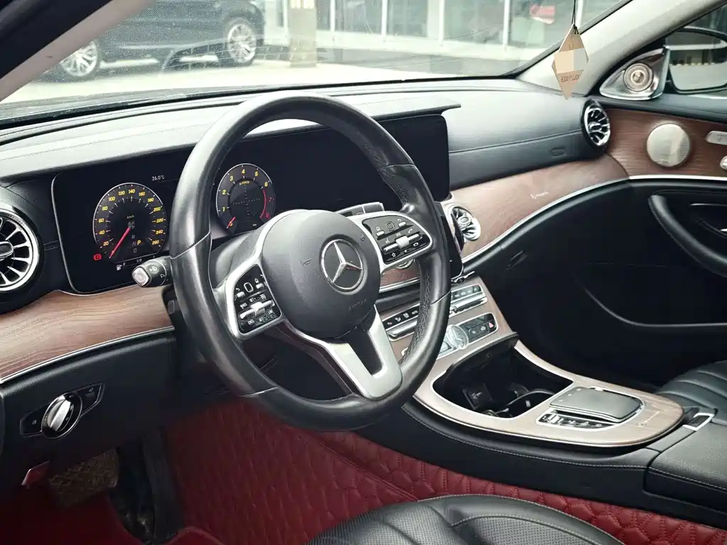 Mercedes-Benz E-Class — миниатюра 5