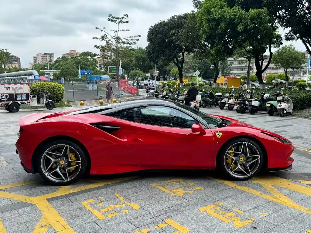 FERRARI F8
