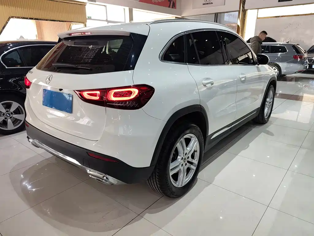 MERCEDES-BENZ GLA