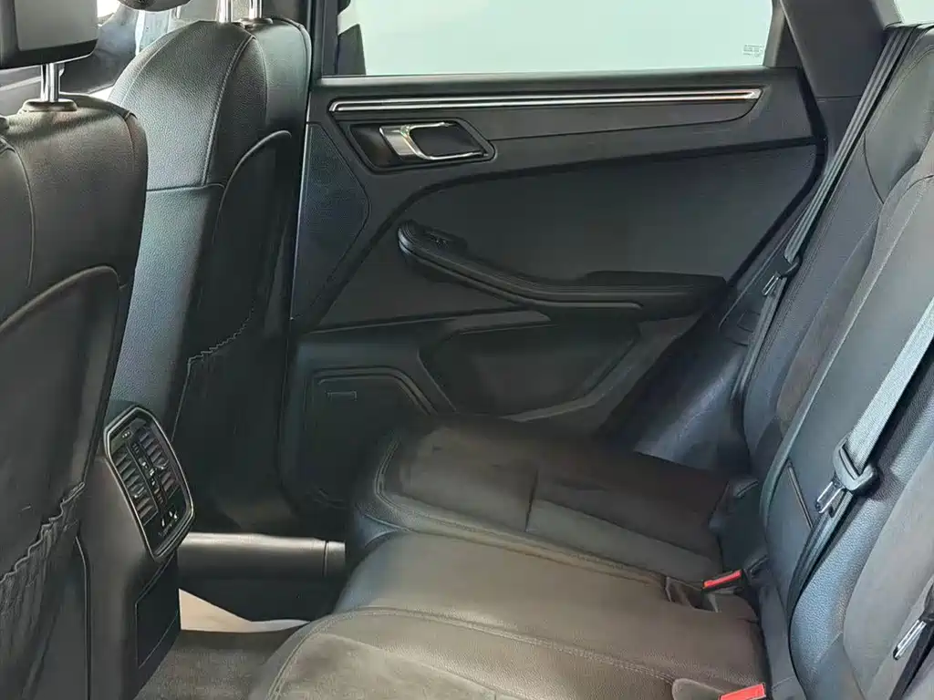 Porsche Macan — миниатюра 16