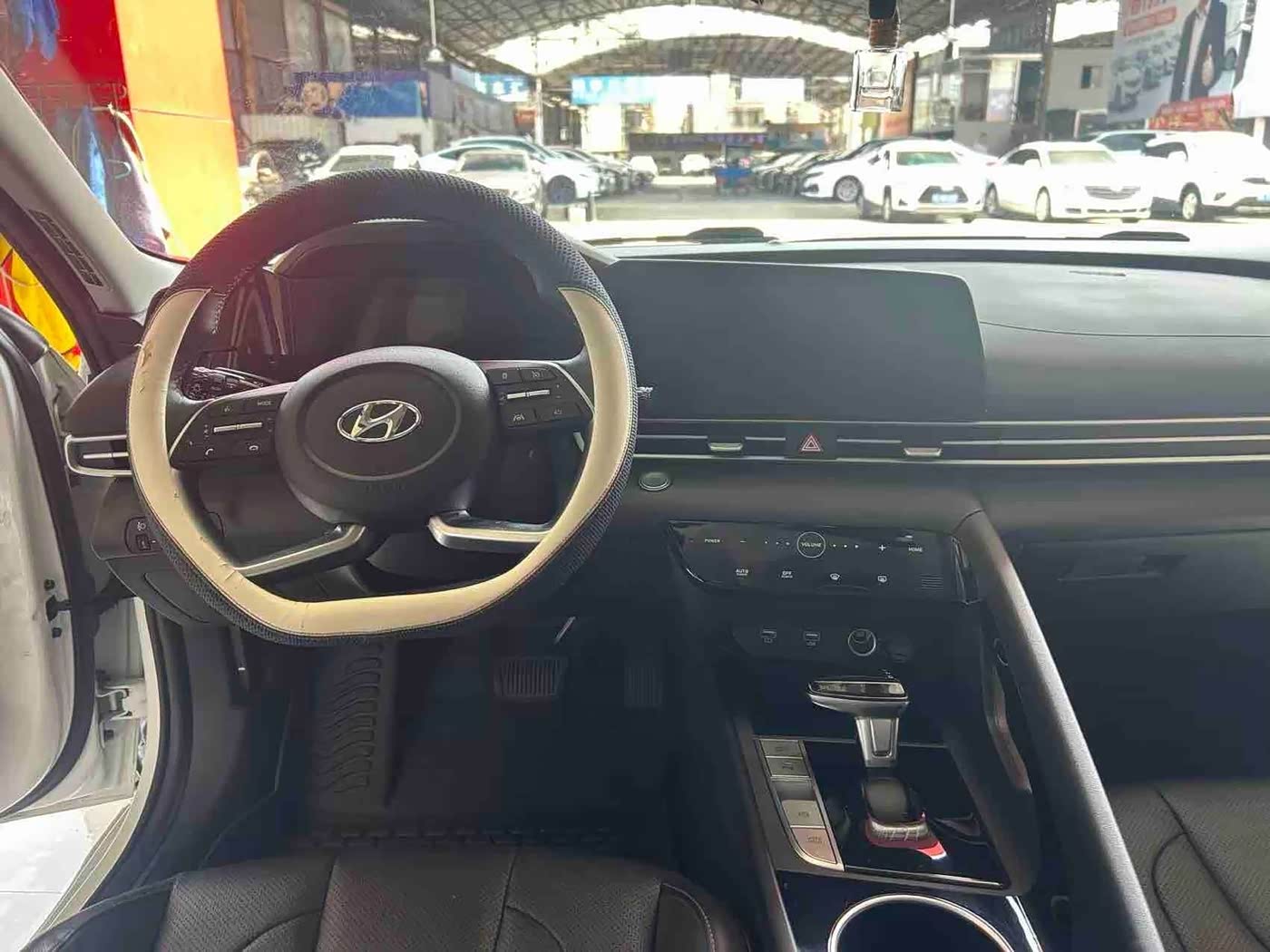 Hyundai Elantra 1.5 л 2023 г. Белый, пробег 30800 км