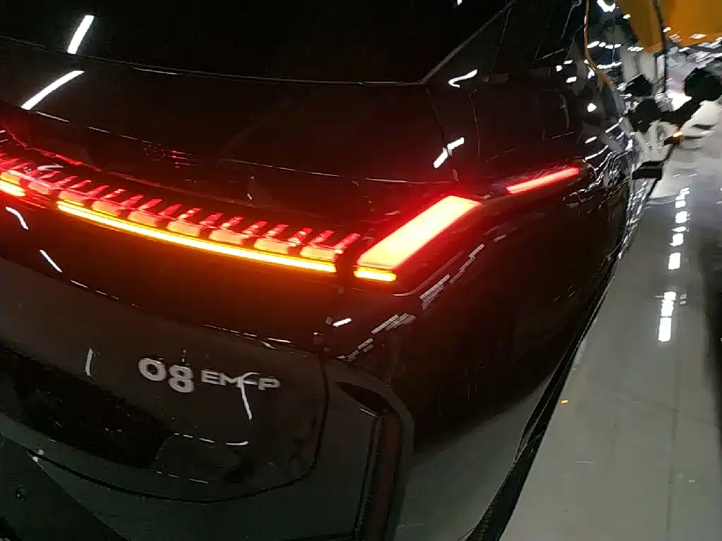 Lynk & Co 08 EM-P 2023 220km Halo