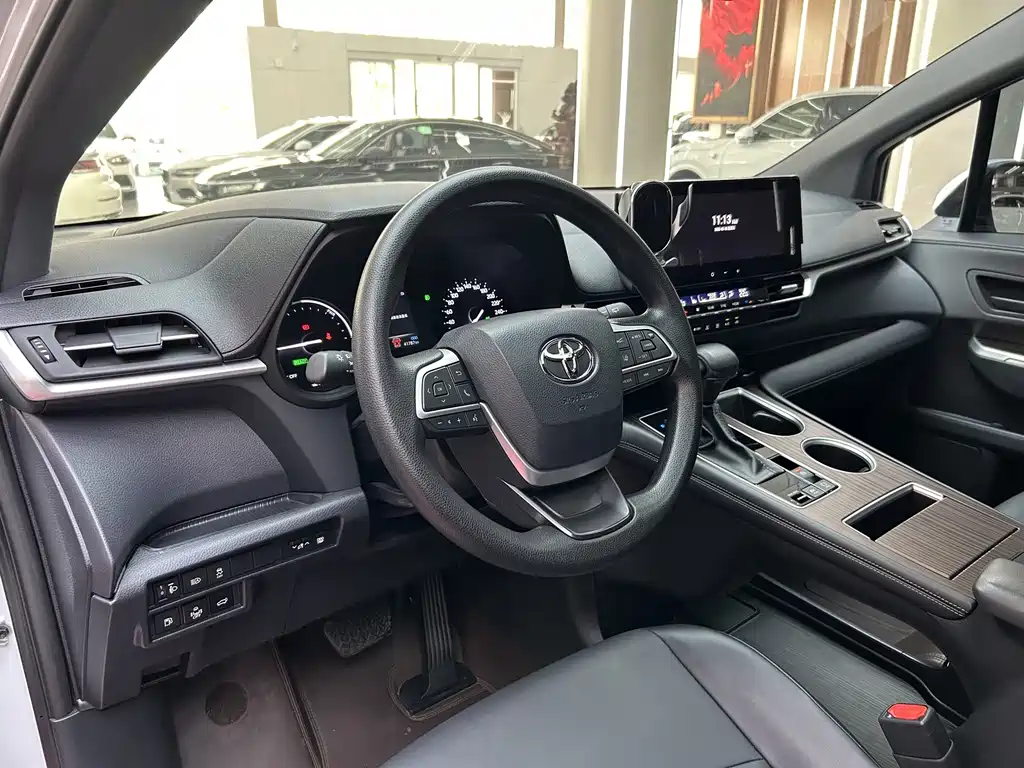 Toyota Granvia — миниатюра 13