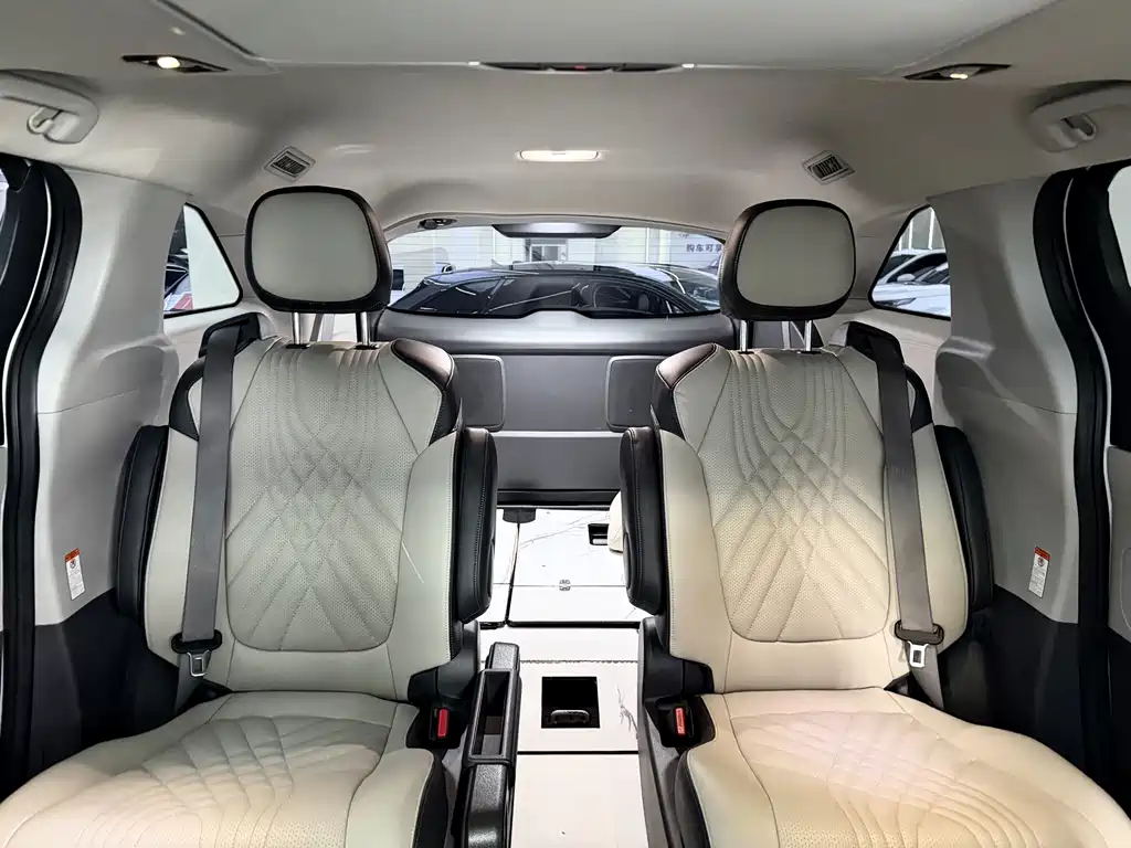 Toyota Granvia — миниатюра 7