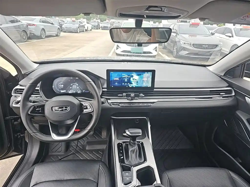 Geely Emgrand 2022 4 1.5L CVT Luxury