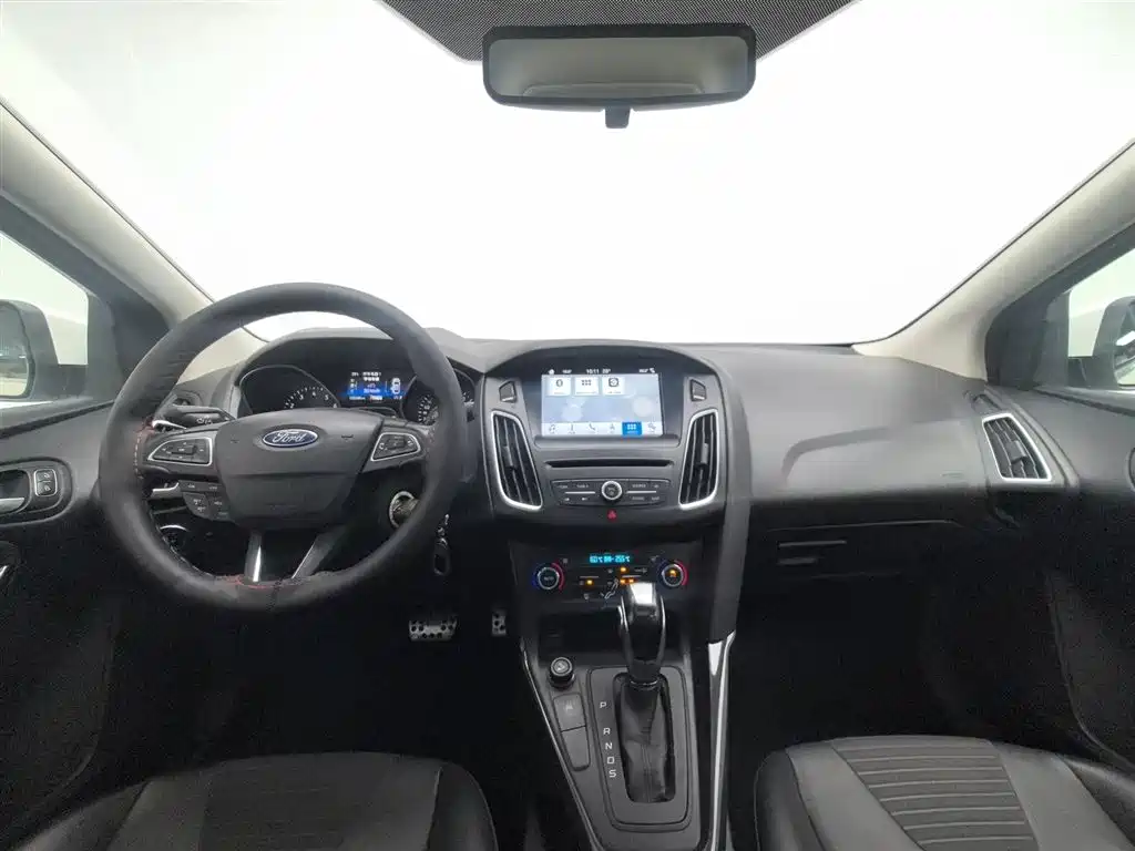Ford Focus 2015 EcoBoost 180 AT Elite