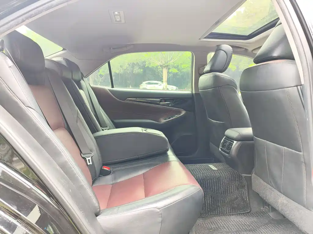 Toyota Crown — миниатюра 11