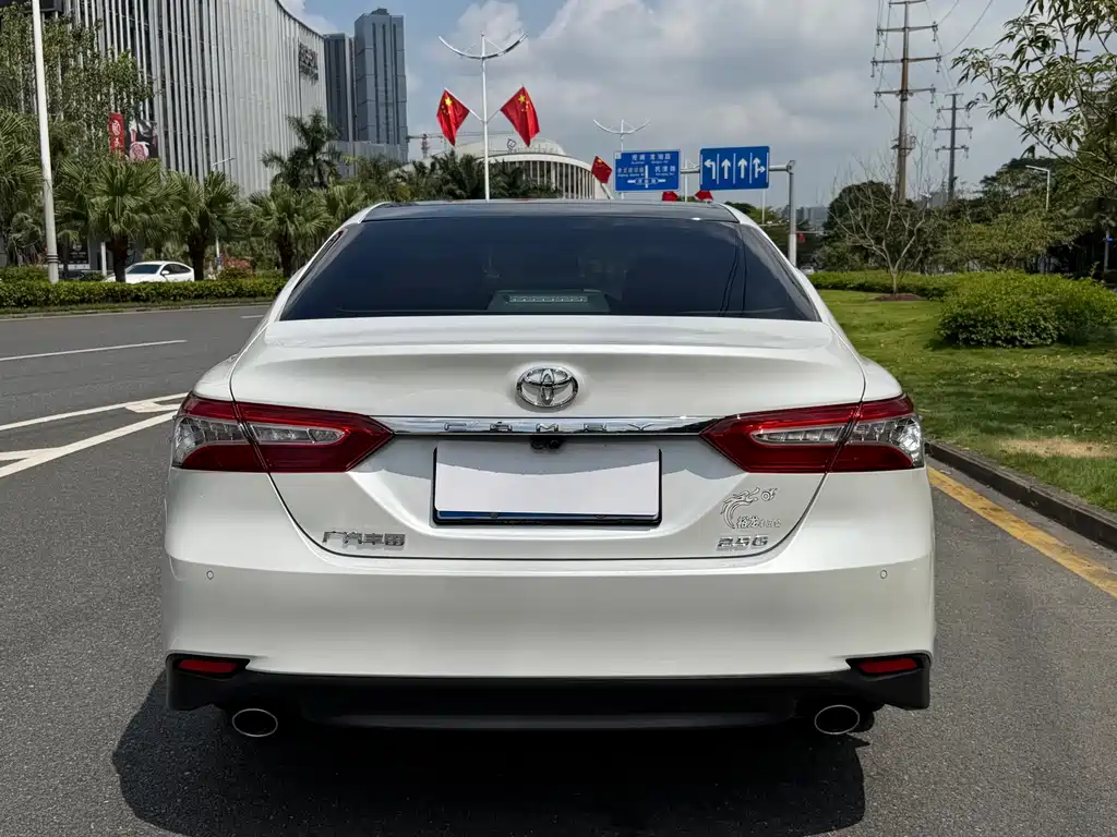 Toyota Camry — миниатюра 5