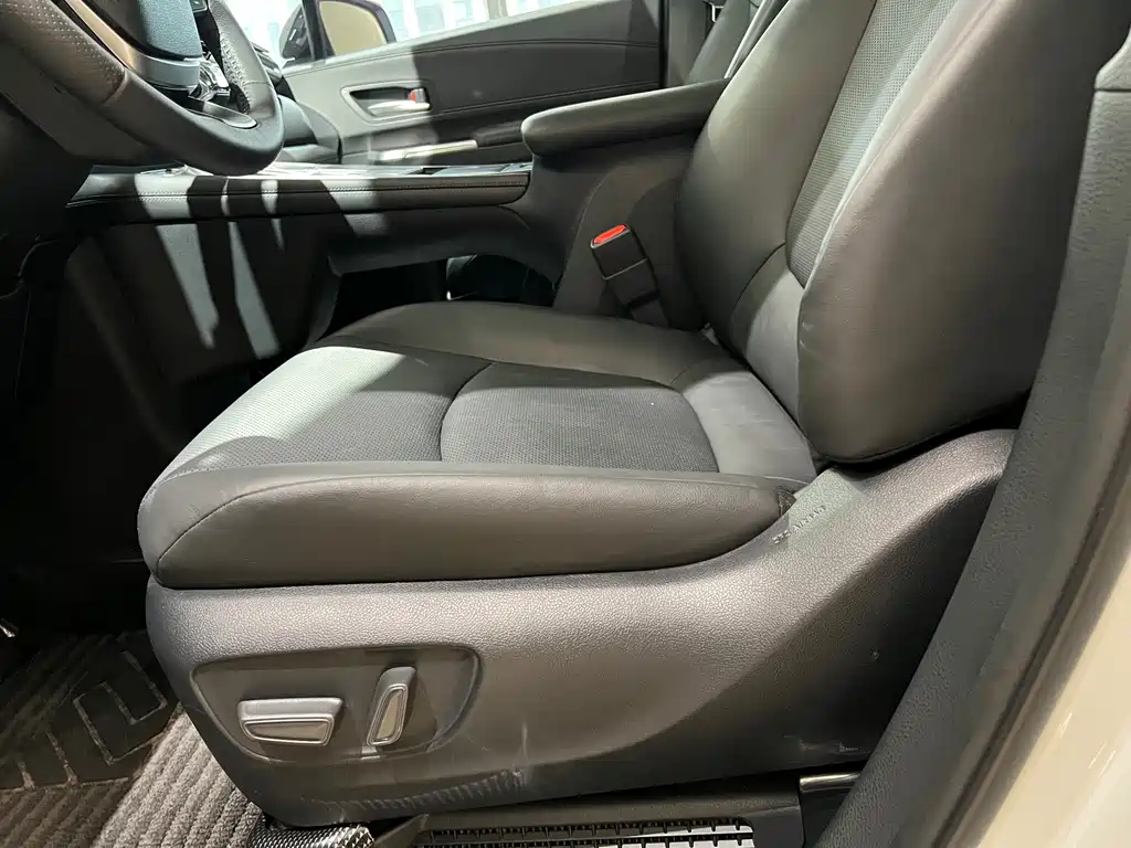 Toyota Granvia — миниатюра 7