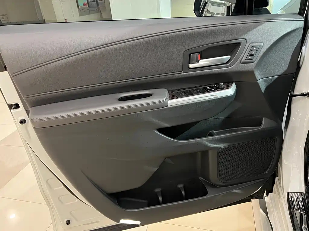 Toyota Granvia — миниатюра 6