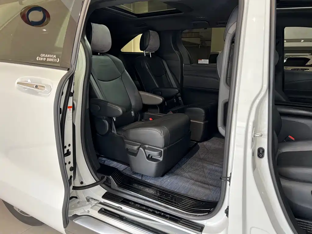 Toyota Granvia — миниатюра 17