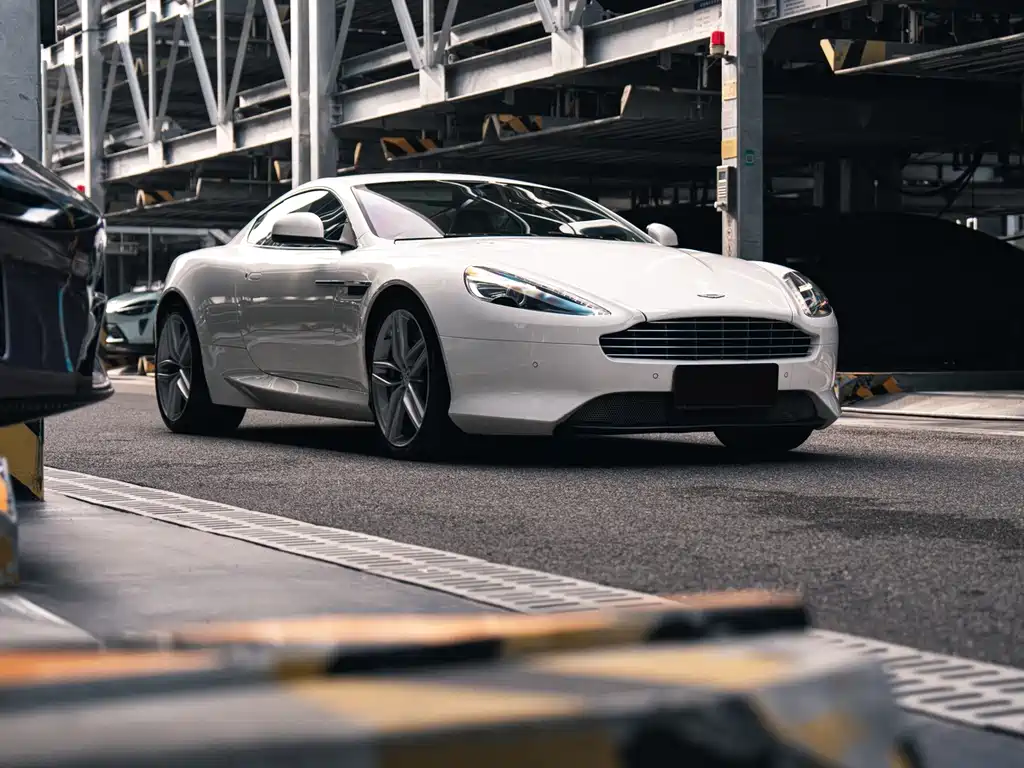 Aston Martin DB9 6.0L Coupe, фото 3