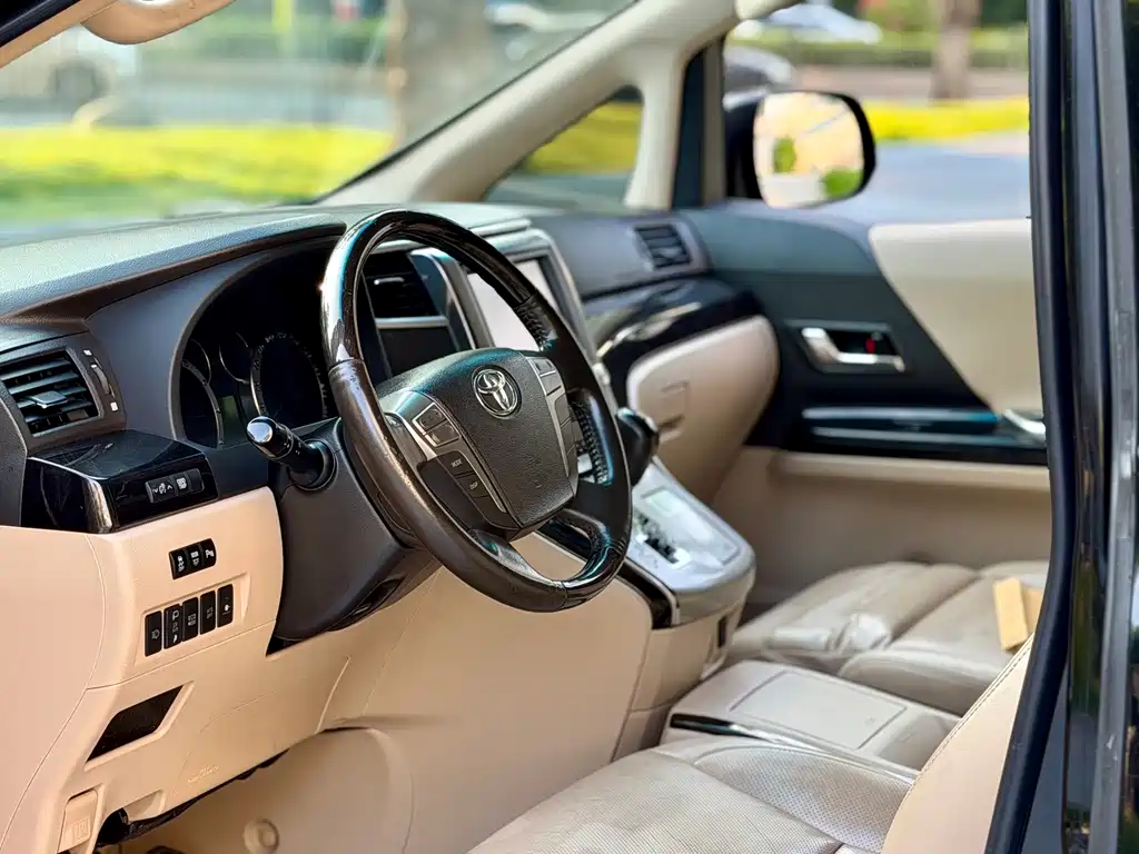 Toyota Alphard — миниатюра 4