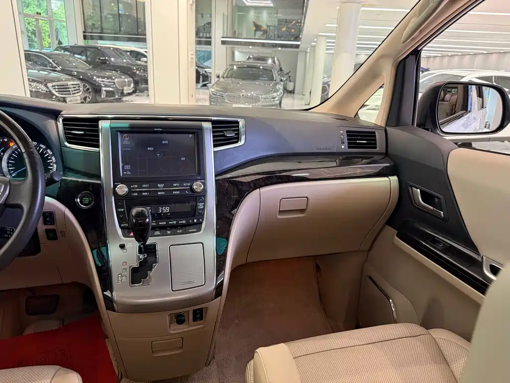 Toyota Alphard — миниатюра 14