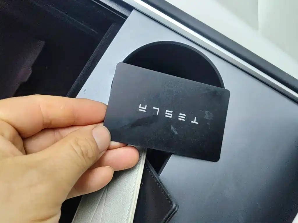 Tesla Model Y — миниатюра 9