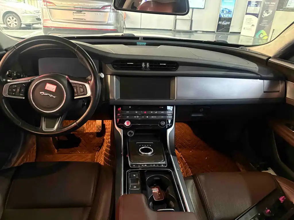 Jaguar XFL — миниатюра 5