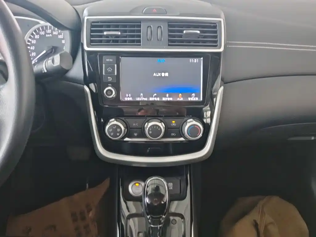 Nissan Tiida — миниатюра 13