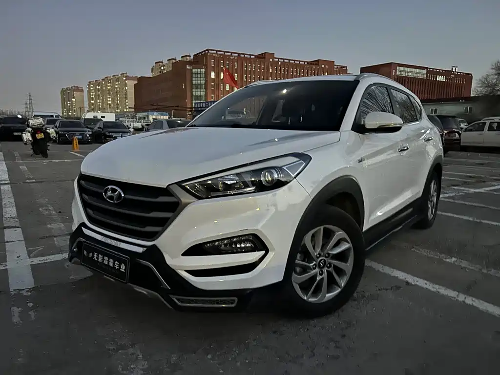MODERN TUCSON