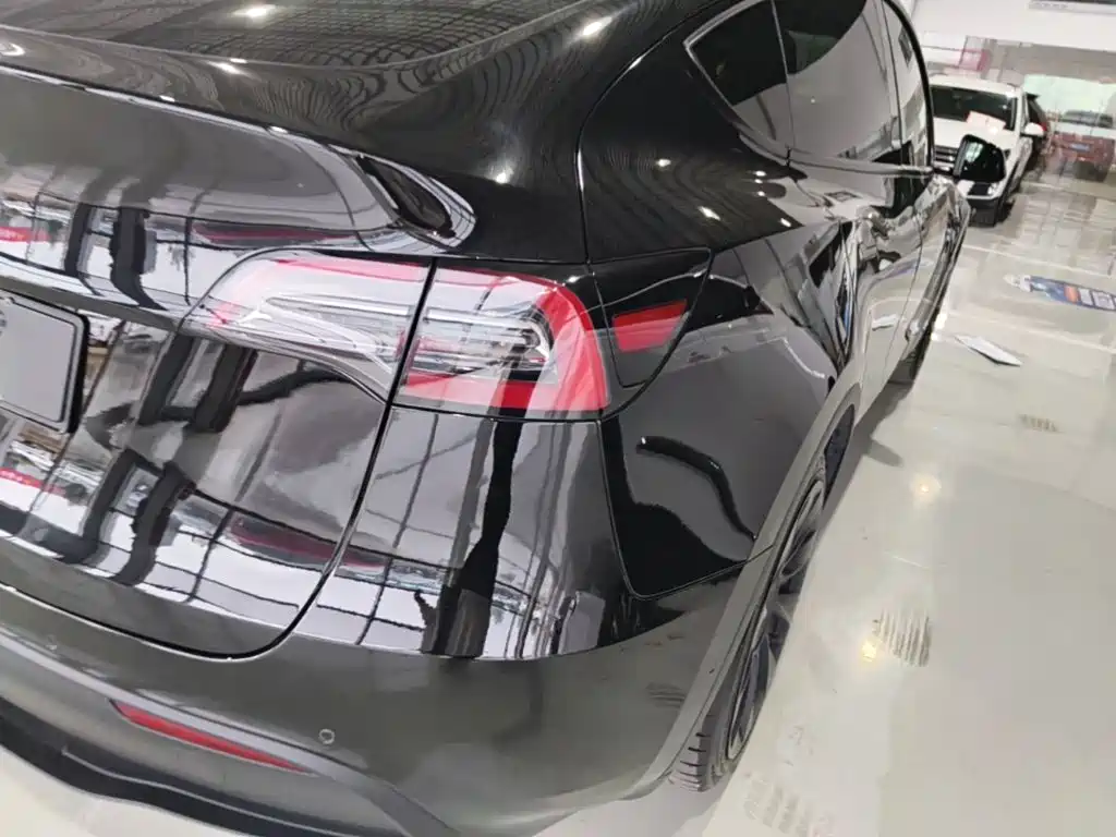Tesla Model Y — миниатюра 8