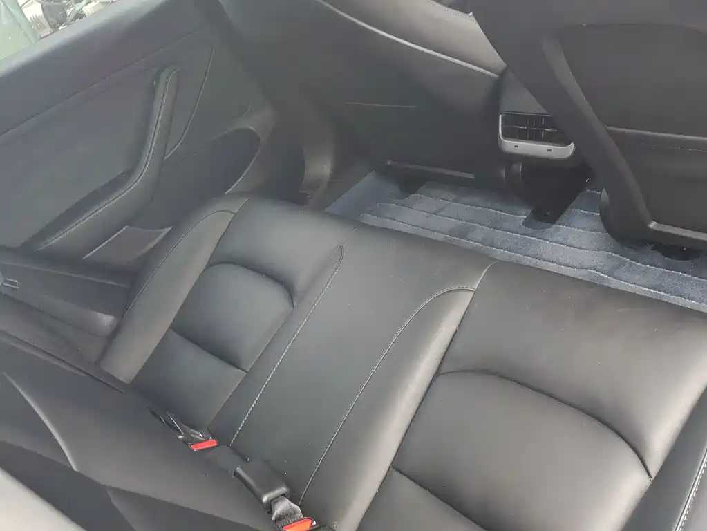 Tesla Model 3 — миниатюра 7