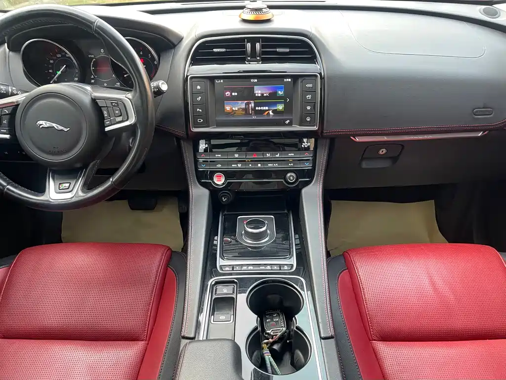 Jaguar F-PACE — миниатюра 17