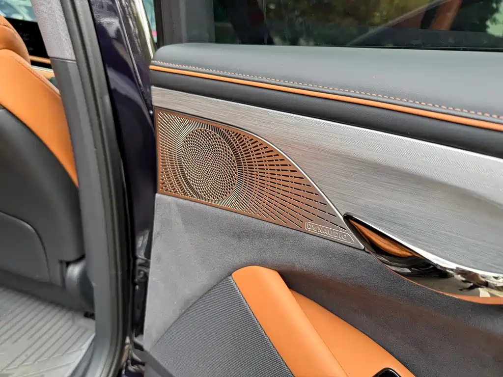 VOYAH LANTU CHASING LIGHT