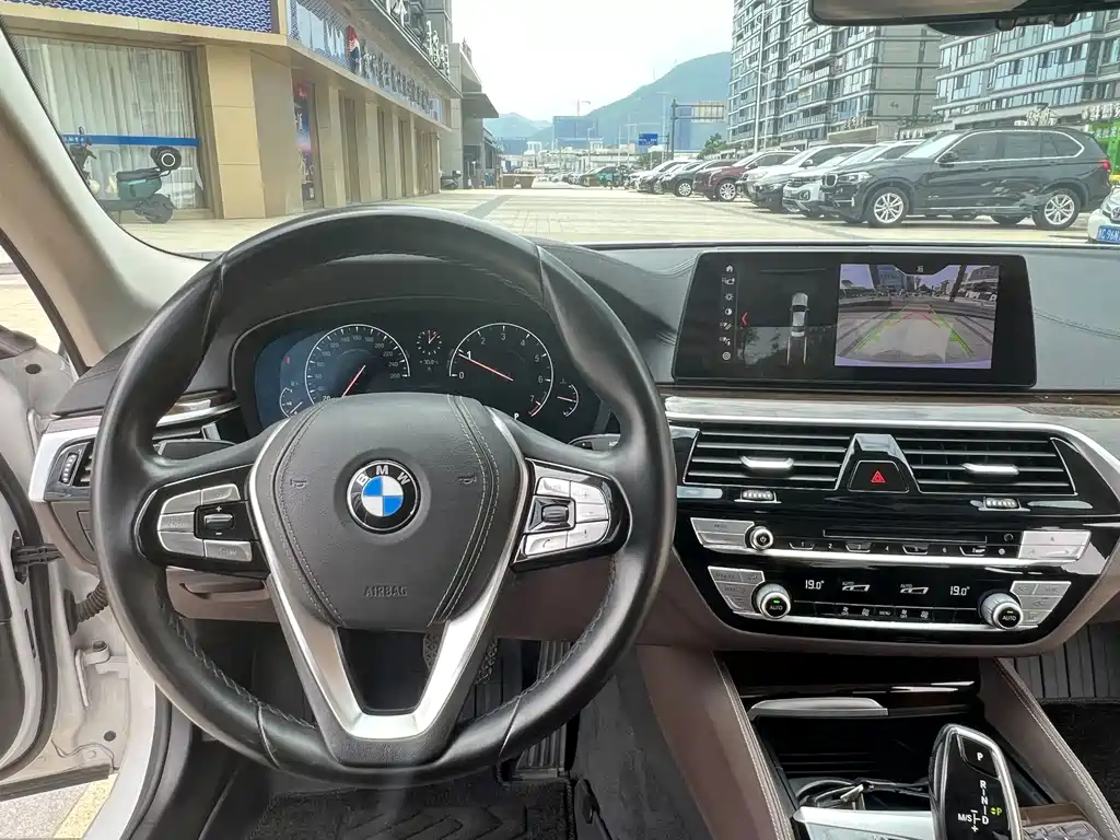 BMW 5 Series — миниатюра 8