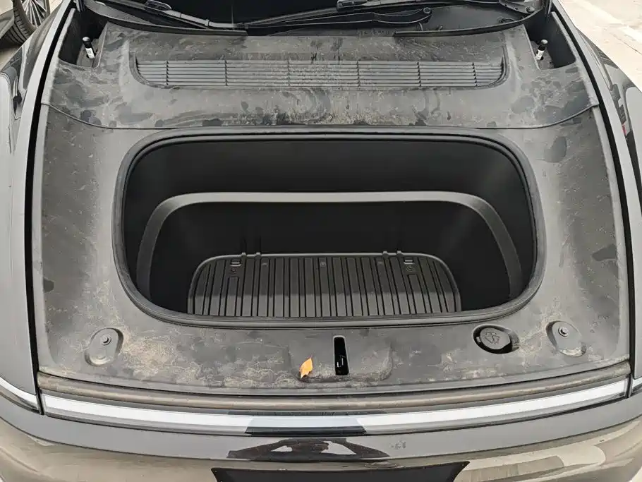 Tesla Model Y — миниатюра 10