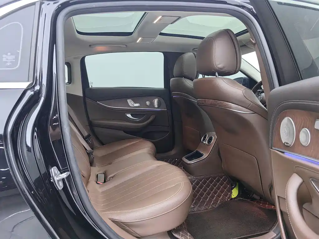 Mercedes-Benz E-Class — миниатюра 9