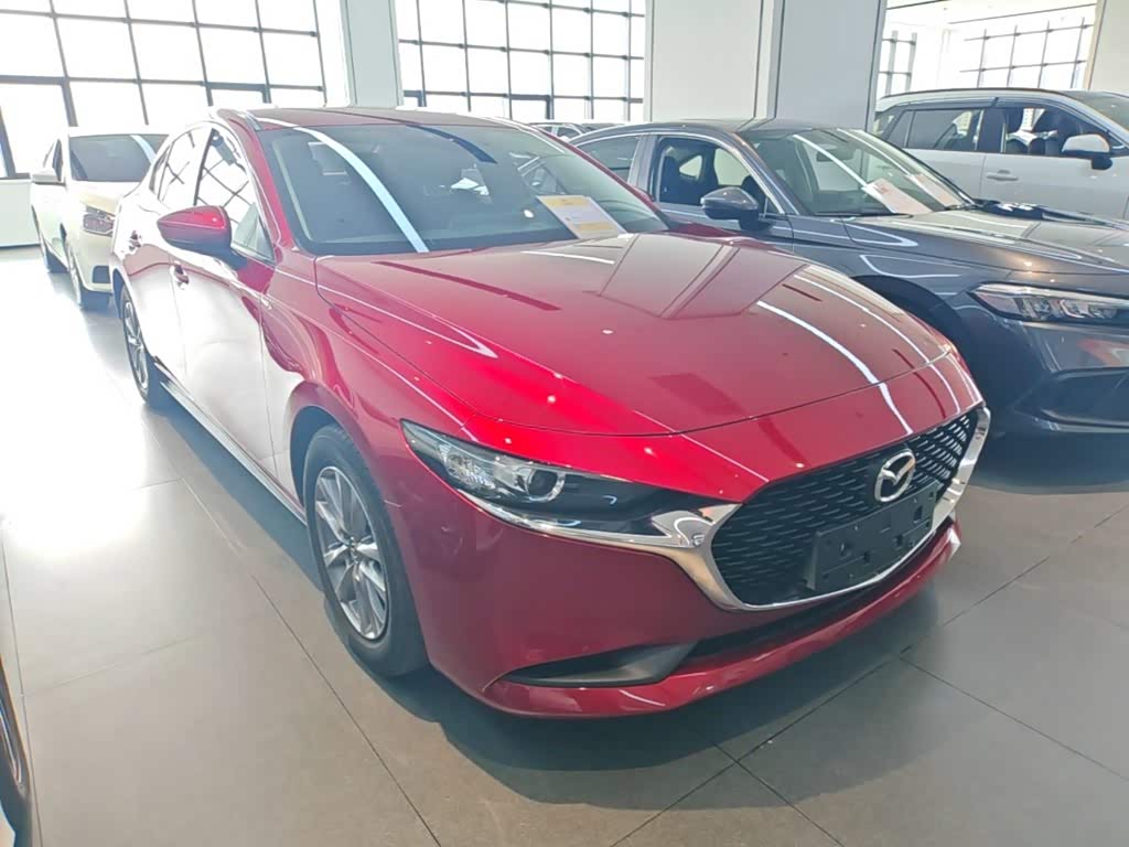 Mazda Mazda3 Axela 2.0 л 2022 г. красный/фиолетовый, пробег 30099 км