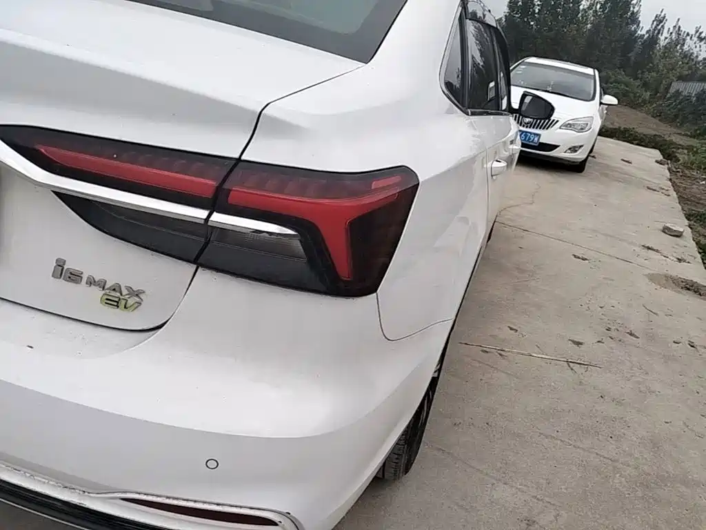 Roewe i6 MAX New Energy — миниатюра 8