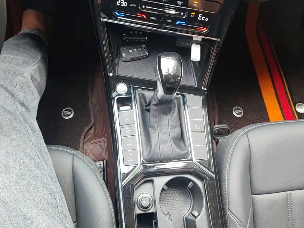 Volkswagen Passat PHEV — миниатюра 14