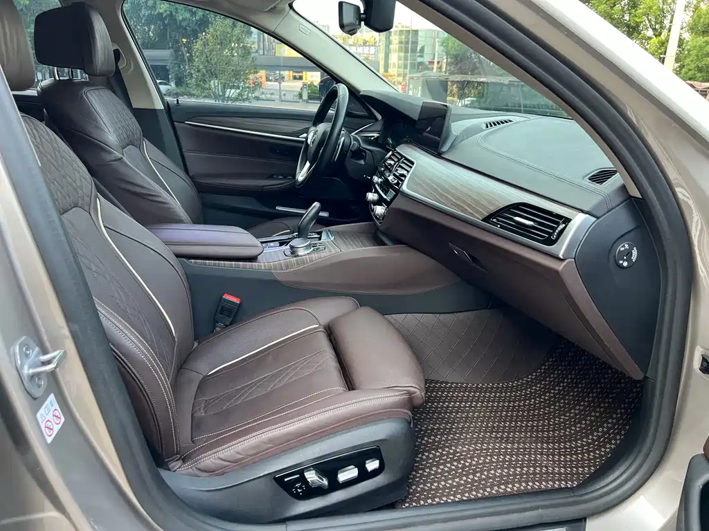 BMW 5 Series — миниатюра 9
